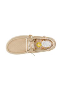 Scarpa casual beige con tomaia strutturata e lacci bianchi a contrasto. Presenta un design interno floreale colorato e una punta arrotondata.