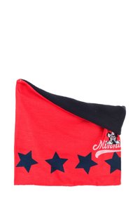 Czerwona czapka z polaru z czarnym paskiem na górze. Posiada granatowe gwiazdy wzdłuż dolnej części oraz grafikę postaci z kreskówki po boku.