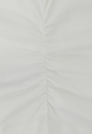 Biela rebrovaná tkanina s vertikálnym zhromaždeným švom vedúcim stredom.