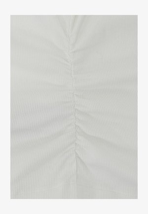 Material alb cu dungi, cu cusătură adunată vertical pe mijloc.