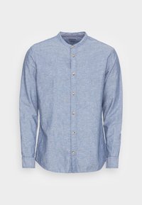 Ljusblå skjorta med ståkrage, lång ärm och textilstruktur. Har mässingsknappar längs framknäppningen.