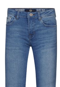 Jeans in denim blu chiaro con design dritto, cinque tasche, chiusura a bottone e leggero sbiadimento. Tag della taglia: 152, marca: Speedway.