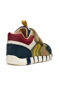 Zapatillas multicolores con gamuza en navy y oliva, detalles en cuero beige, malla burdeos y una suela estampada con un tirador en el talón.