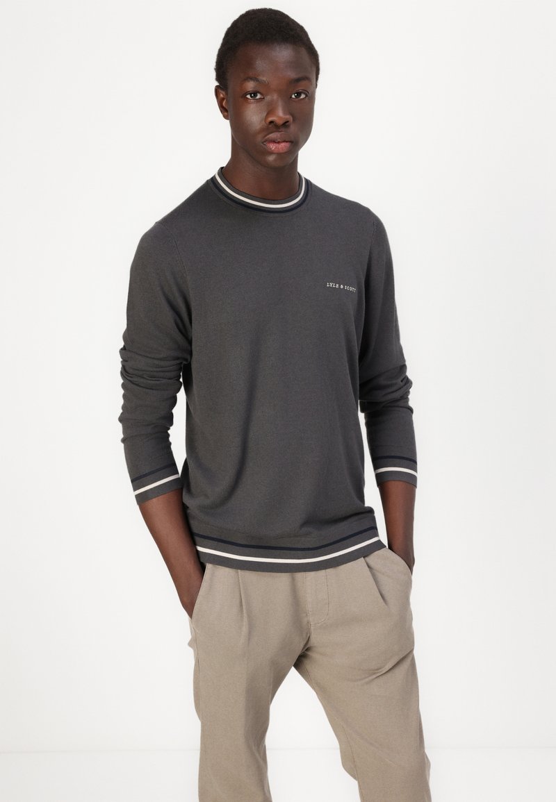 Dunkelgrauer Pullover mit langen Ärmeln und Rundhalsausschnitt, mit kontrastierenden gerippten Bündchen und Saum. Subtiler Markenlogo auf der Brust.