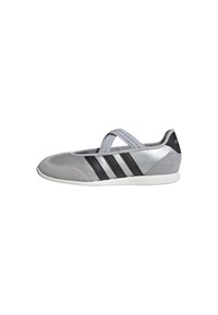 Scarpa da donna slip-on grigia e argento con strisce nere Adidas, fascia elastica incrociata e suola bianca su sfondo bianco.