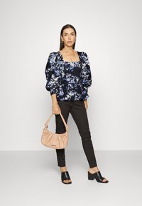 MARCIANO BY GUESS ALEXIS PRINTED - Blusa - petal pose indigo