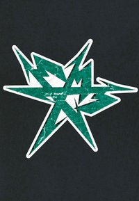 Mėlynas abstraktus žvaigždės logotipas su aštriomis užpakalinėmis dalimis, nusidėvėjusi tekstūra, apibrėžtas baltai, pateiktas prieš tamsiai juodą foną.