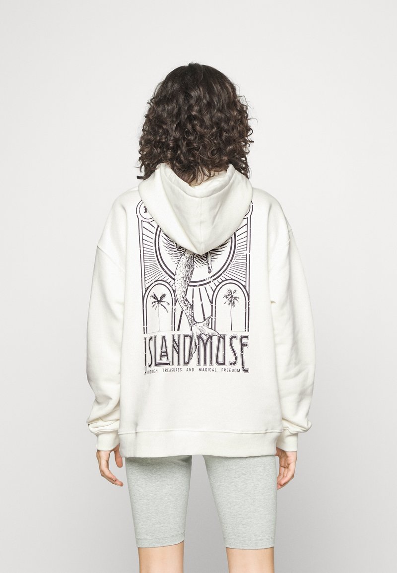 Sudadera con capucha blanca con un gran estampado gráfico negro en la espalda que presenta una sirena y palmeras. Complementada con mangas holgadas y una capucha.