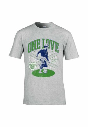 Maglietta grigia con scritta verde "ONE LOVE" sopra un'illustrazione di un uomo che gioca a calcio su una striscia di erba verde.