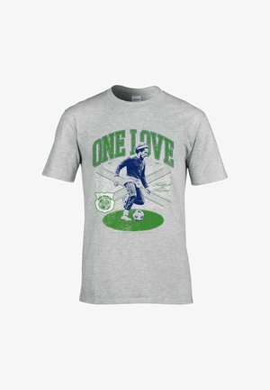 Maglietta grigia con scritta verde "ONE LOVE" sopra un'illustrazione di un uomo che gioca a calcio su una striscia di erba verde.