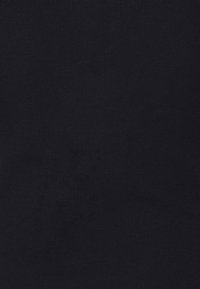 Dunkelblauer, gerippter Stoff mit einer subtilen Textur. Glatte, einheitliche Farbe ohne sichtbare Muster oder Akzente. Geeignet für Bekleidung oder Polsterung.