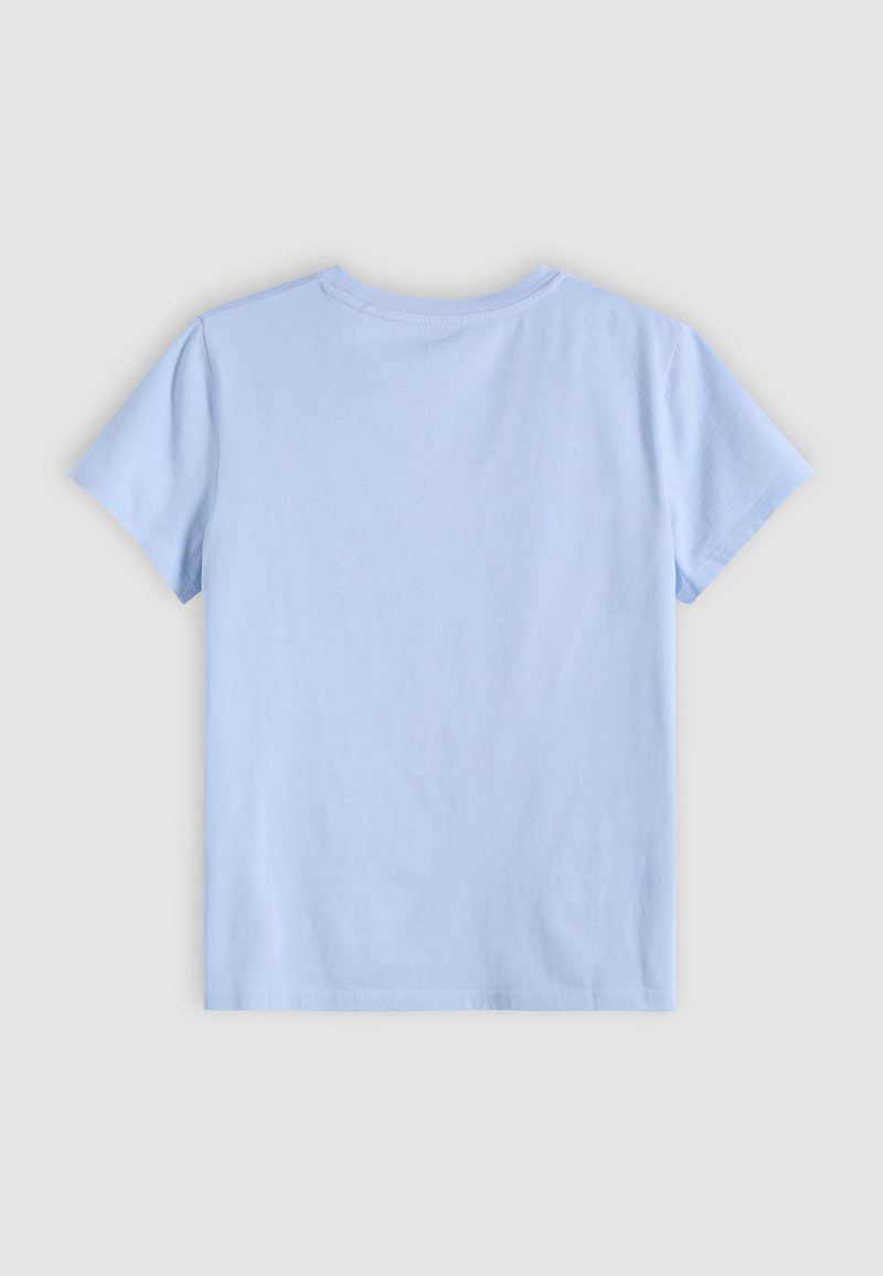 Camiseta de manga corta azul claro con cuello redondo, hecha de tejido de algodón suave; textura lisa, diseño limpio y sin gráficos visibles.