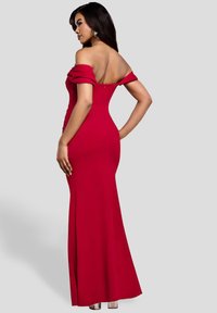 Czerwona suknia długa do podłogi z odsłoniętymi ramionami i dopasowaną sylwetką. Gładka tkanina z zamkiem błyskawicznym i bocznym rozcięciem.
