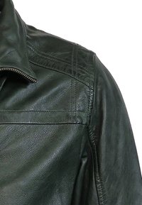 Donkergroene leren jas met een gestructureerde kraag, zichtbare stiksels en een zachte textuur met een subtiele glans.