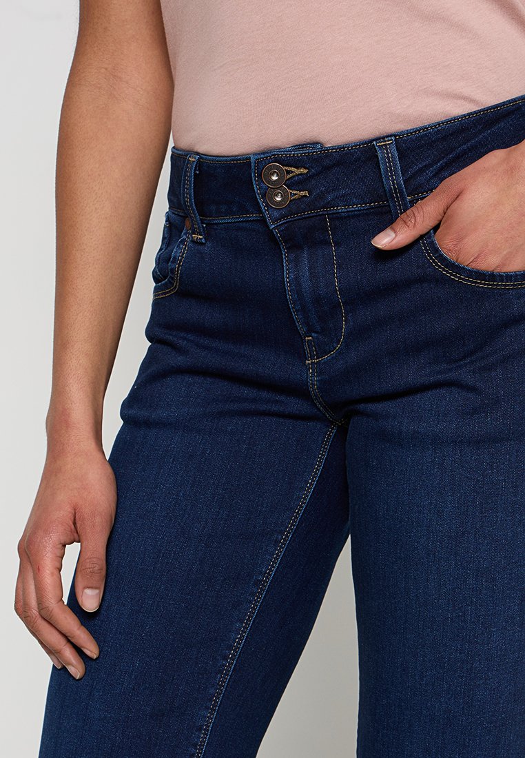 Dunkelblaue Jeans aus Denim mit geradem Schnitt, zwei Knöpfen, goldenen Nähten und vorderen Taschen.
