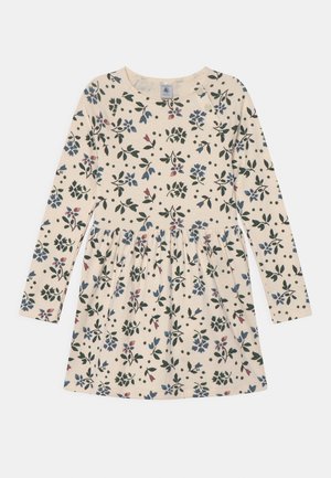 Lange mouw jurk van crèmekatoen, met een bloemenpatroon met blauwe en groene bladeren, roze accenten en een geraffineerde rok.