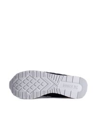 Schwarze Sneakers mit einem strukturierten Stoffobermaterial und einer robusten weißen Gummisohle, die ein geometrisches Profilmuster und das Markenlogo aufweist.