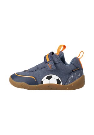 Kinder Sneaker in Marineblau mit orangefarbenen Akzenten, Klettverschluss und einer schwarz-weißen Fußball-Grafik an der Seite.