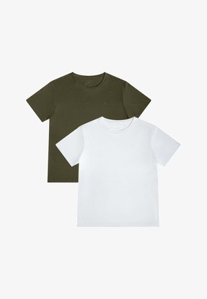 Due magliette semplici a maniche corte con scollo rotondo, una verde scuro dietro una bianca, distese su uno sfondo bianco.
