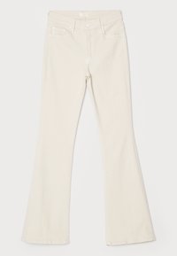 Jean évasés couleur crème en denim, avec une fermeture à boutons, cinq poches et des coutures visibles le long des bords.