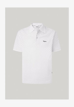 Balta polo marškiniai su apykakle, su mažais juodais trikampių raštais ir diskretišku logotipu kairėje krūtinės pusėje. Medžiaga: medvilnės mišinys.