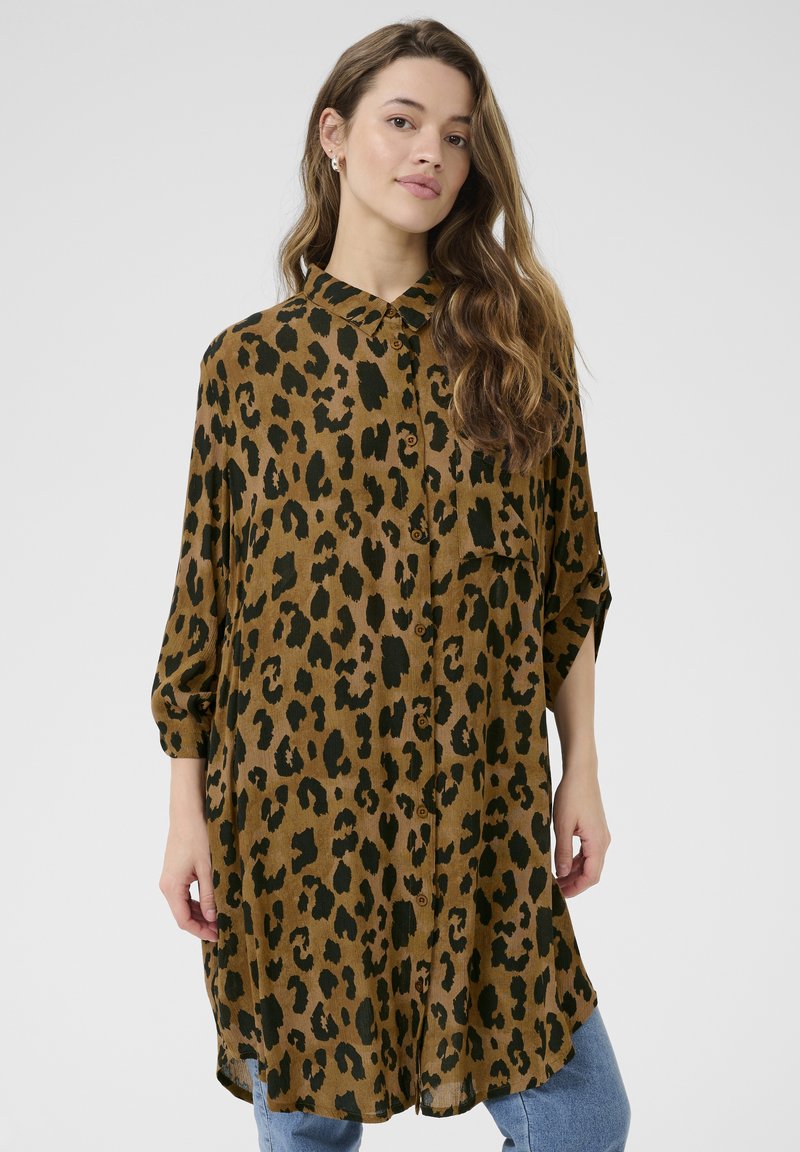 Chemise imprimée léopard en brun et noir, avec un devant à boutons, un col et des manches trois-quarts. Tissu doux avec une coupe décontractée.
