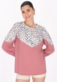 Hosszú ujjú felső, rózsaszín alappal, mintás szürke és fehér leopárdmintás vállrésszel. Puha anyag, laza fazon.