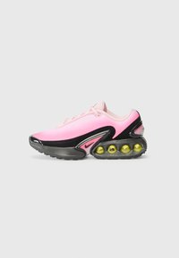 Roosa sneaker avatud võrkpinnaga, mustade aktsentidega ja nähtava õhupehmendusega tekstureeritud tallal. Omab paelakinnitust ja logo detaili kandil.
