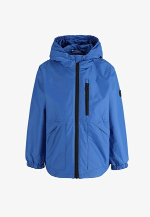 Niebieska, dziecięca kurtka przeciwdeszczowa z kapturem, czarnymi zamkami z przodu i na piersi oraz elastycznymi mankietami.