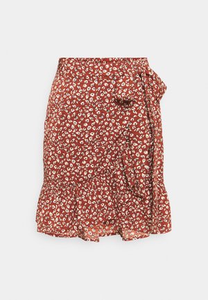 Roter Blumenkleid im Wickeldesign, mit welligem Saum, weißen Blumenmustern und seitlichem Bindeband, aus leichtem Stoff gefertigt.