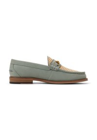 Mocasines de cuero verde con un acento de paja trenzada en el empeine, herrajes en tono dorado y suela de madera marrón. Diseño plano y puntera redondeada.