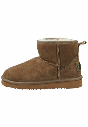 Stivaletto in suede marrone con un morbido rivestimento bianco, dettagli di cucitura, un linguetta sul retro e una suola in gomma con superficie testurizzata.