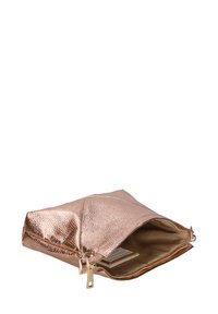 Borsa a pochette in rose gold metallico con una finitura testurizzata, chiusura con zip e interno liscio; presenta un unico scomparto con zip.