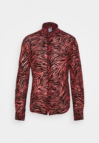 Camicia a righe zebra rossa e nera con colletto rialzato, maniche lunghe e chiusura a bottoni, realizzata in un tessuto textured.