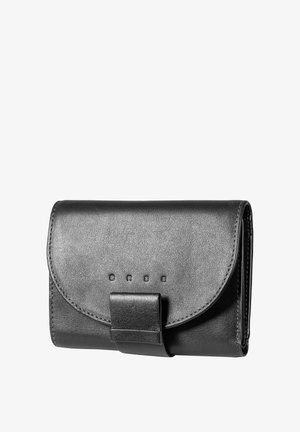 Czarny skórzany portfel o gładkiej fakturze, zaokrąglonej klapce i zapięciu na zatrzask. Na przedniej stronie znajduje się wytłoczony logo, a brzegi są starannie przeszyte.