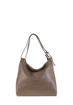 Braune Leder-Hobo-Tasche mit einer strukturierten Oberfläche, geschwungener Form und einem einzelnen Schulterriemen, der ein kleines metallisches Logo auf der Vorderseite trägt.
