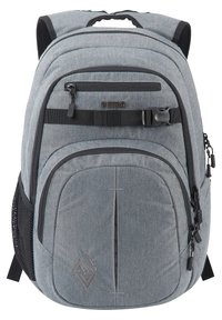 Mochila de tela gris con múltiples compartimentos con cremallera, espalda acolchada, correas ajustables y bolsillo lateral de malla. Presenta detalles de logotipo y costuras.