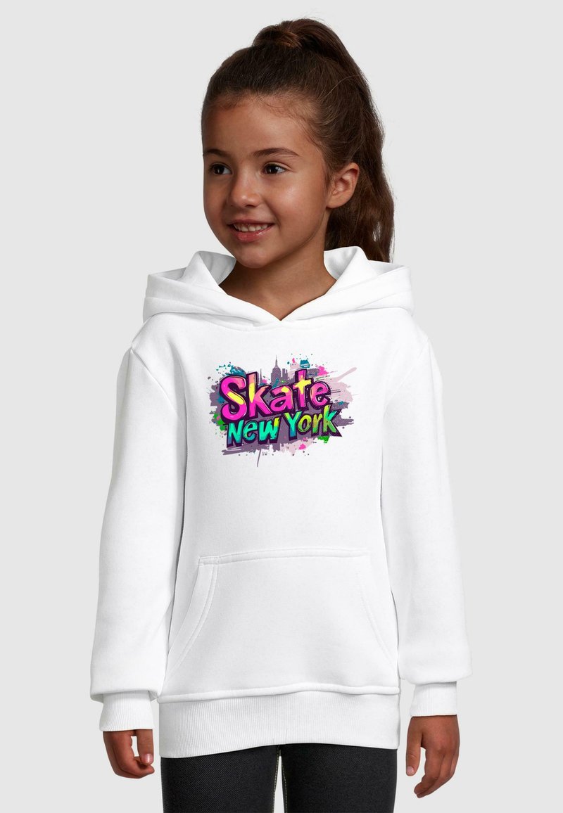 Biała bluza z kapturem z kieszenią z przodu, sznurkiem na kapturze i kolorową grafiką "Skate New York" z akcentami rozprysku. Wykonana z miękkiego materiału bawełnianego.