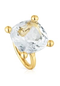 Złoty pierścionek z dużym, poduszkowym, przezroczystym kamieniem osadzonym na czterech zaokrąglonych pazurkach, przedstawiony na białym tle.