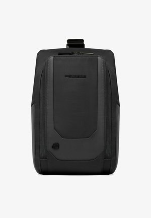 Schwarzer Rucksack mit strukturierter Oberfläche, Reißverschlussfächern und einem robusten Griff, mit modernem Design und einem Logo auf der Vorderseite.