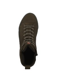 Hnědé semišové kotníkové boty s šedými tkaničkami, kulatou špičkou, poutkem pro snadné nazouvání a bočním zipem. Texturovaný svršek a gumová podrážka. Interiér je tmavý.