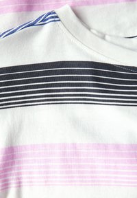 Kortærmet stribet t-shirt med tynde sorte, hvide, pink og blå vandrette linjer, lavet af blød bomuld med rund hals.
