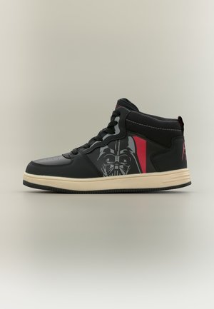 Zwarte hoge sneaker met beige zool met Darth Vader-afbeelding en rode streep aan de zijkant, zwarte veters en gevoerde enkelkraag.
