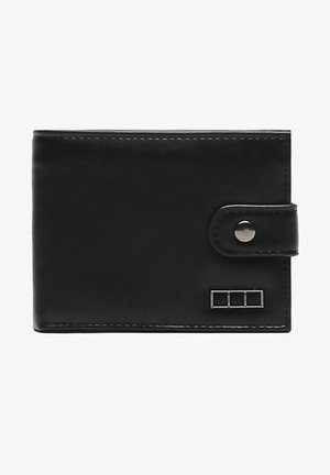 Portafoglio in pelle nera con una texture liscia, chiusura a scatto e un accento metallico che presenta tre rettangoli orizzontali. Forma compatta e rettangolare.