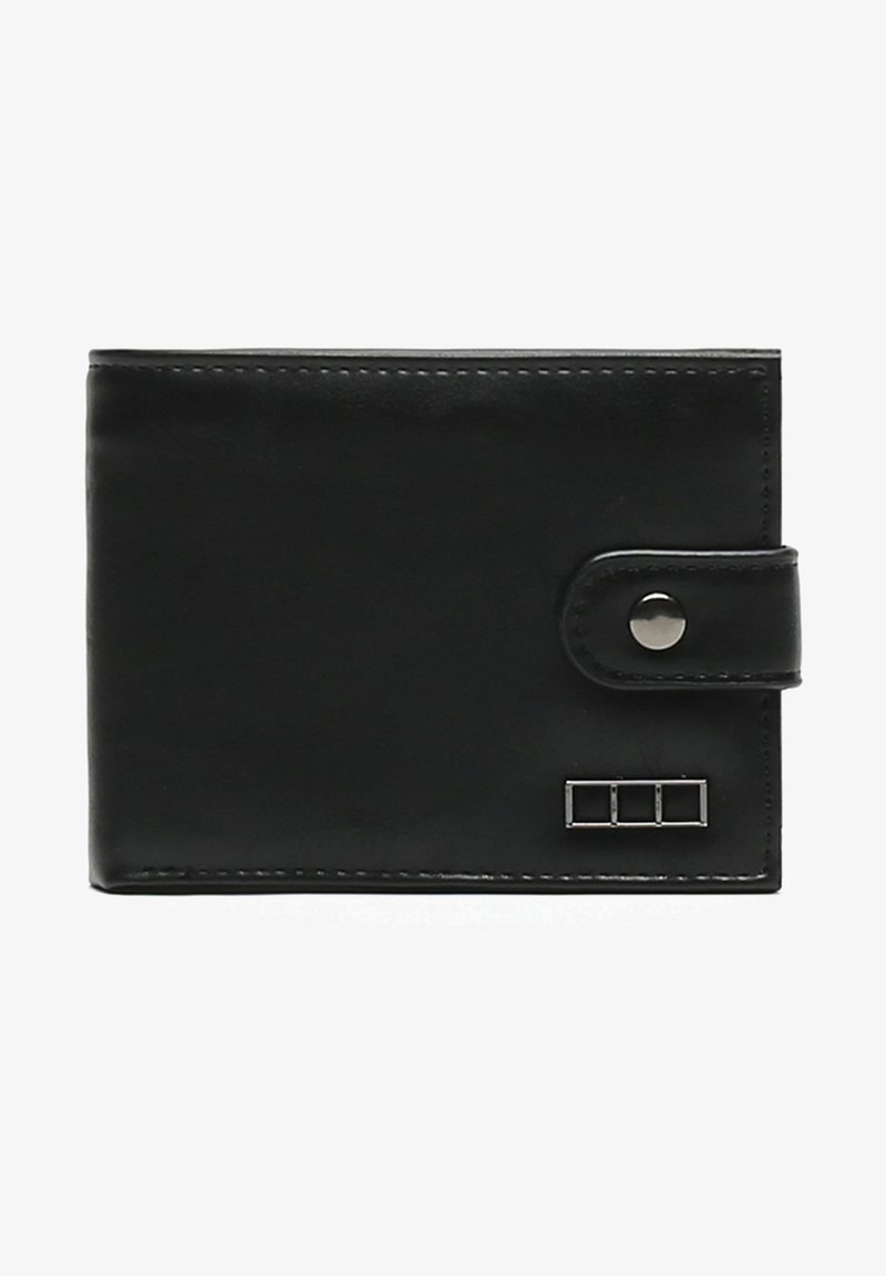 Must läikiva tekstuuriga must nahast rahakott, millel on klõpsuga sulgemine ja metalline aksessuaar, mis sisaldab kolme horisontaalset ristkülikut. Kompaktne ja ristkülikukujuline kuju.