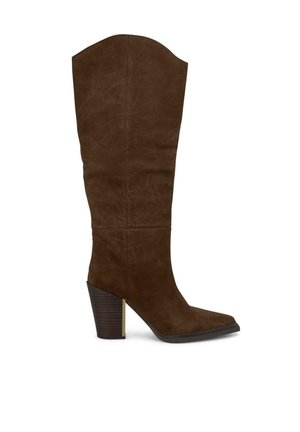 Stivale in suede marrone fino al ginocchio con punta quadrata, tacco basso e cima leggermente svasata. Texture liscia con dettagli minimi.