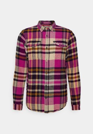 Koszula na długi rękaw na guziki w kratę w kolorach różowym, kremowym, czarnym i brązowym, z dwoma kieszeniami na piersi zapinanymi na guziki.