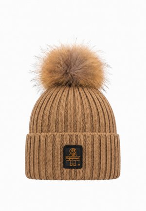 Cappello beanie marrone a coste con grande pon pon soffice sulla cima e un'etichetta nera con il logo arancione di un cane e del testo.