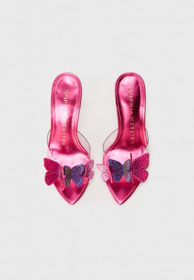 Ein Paar metallisch pinkfarbene High-Heels mit klaren Riemen und mehrfarbigen, mit Juwelen besetzten Schmetterlingsverzierungen auf den Zehen.