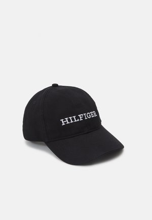 Casquette de baseball noire en tissu avec du texte brodé en blanc "HILFIGER" à l'avant.Visière courbée et œillets de ventilation sur le dessus.